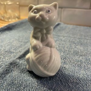 Vintage Spencer Gifts Ceramic White Cat Bell Figurine. 1982 Taiwan